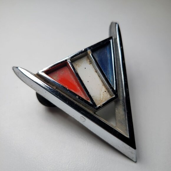 60s Emblem Chevrolet Chevelle Impala El Camino V Fender 3840317-2 Chrome Red - Picture 1 of 10